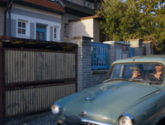 Před domem Malíkových