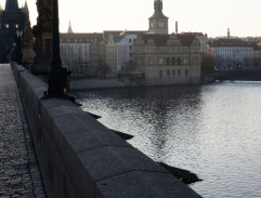 Cigareta na Karlově mostě