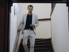 Tomáš Aisner na schodech