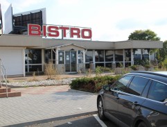 Před bistrem