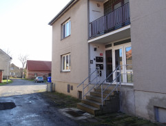 Před domem Hejskových