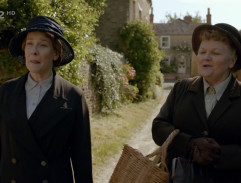 Paní Hughes s paní Patmore jdou z penzionu