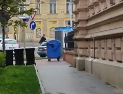 Kobza před kanceláří