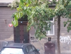 Před domem Švecových