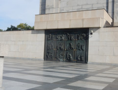 Vchod do památníku