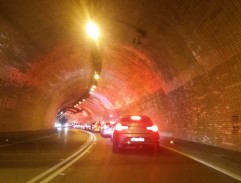 V tunelu