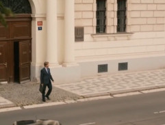 Igor před budovou soudu