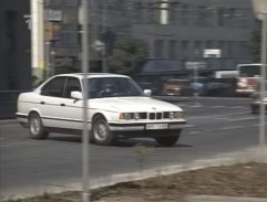 Bílé BMW parkuje