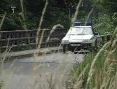 Průjezd policejního vozu - na mostě
