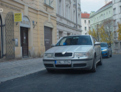 Před obchodem s nářadím