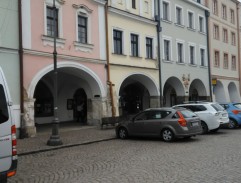 Doktor Girgal přechází náměstí