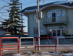 pri autobusovej zastávke