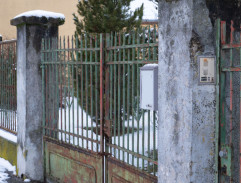 pred domom Júliiných rodičov