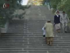 Paní Peřinová na schodech