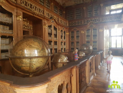 V Hofburgské knihovně