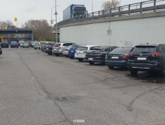 parkovisko pred posilovňou