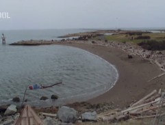 Záběry na děské prolézačky na pobřeží
