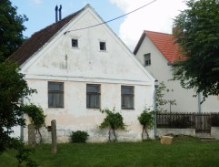 Před Vlkovým domem 