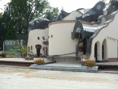 Před golfovým klubem
