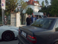 Zatýkání ve vile Holanových