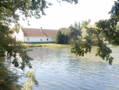 Pohled od rybníka
