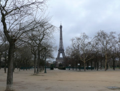 Úvodní záběr na Paříž