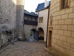 Vera přijíždí do města