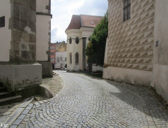 Kněz Johann von Perlach projíždí městem 