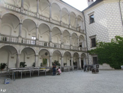 Kněží jdou pod arkády