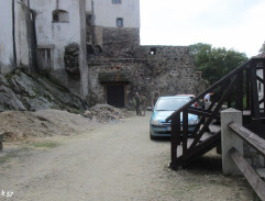 Příjezd jezdce mezi chudinu