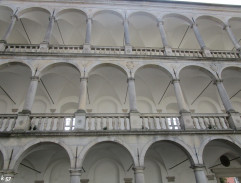 Vera se dívá na arkády