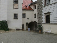 Příjezd jezdce na nádvoří