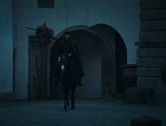 Příjezd jezdce na nádvoří