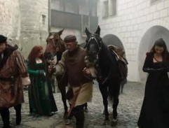 Vera přijíždí do města