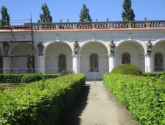 V zámecké zahradě