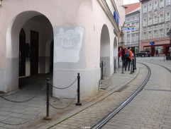 Roman v podloubí