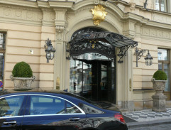 Před hotelem