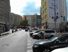 Vlado Valhar hľadá svoju dcéru na konečnej autobusu č. 20 (2)