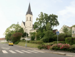 U kostela