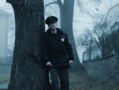 Policista Jonáš u stromu