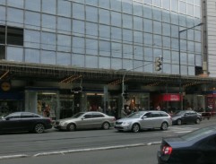 Před obchodním domem