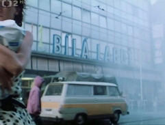 Před obchodním domem