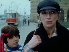 Na tramvajové zastávce