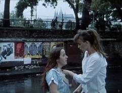 Na ulici kolem plakátů