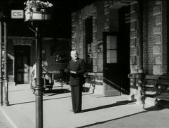 Přednosta se dívá za Urbanem