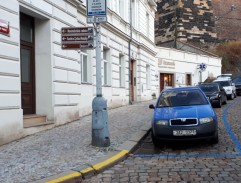 Před Maruščiným bydlištěm