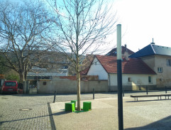 Stánky před školou