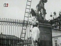 Mlynářka přelézá bránu