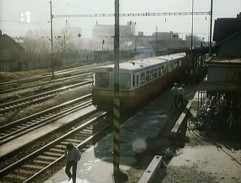 vlak vchádza na stanicu