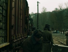 Vojáci vykládají vlak